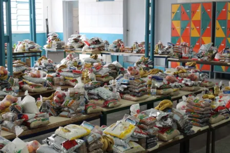 Estudantes recebem alimentos da merenda escolar durante a pandemia