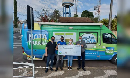 Premiados recebem cheques de R$ 1 milhão e de R$ 200 mil