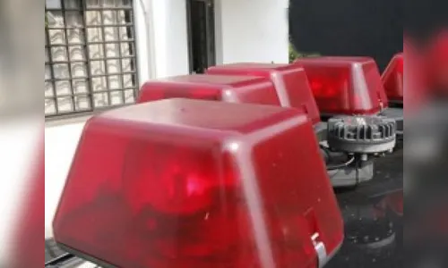 Filho quebra móveis e ameaça mãe com cacos de vidro, em Jardim Alegre