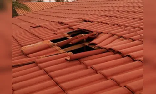 Ladrão arranca telhas e invade casa em Ivaiporã