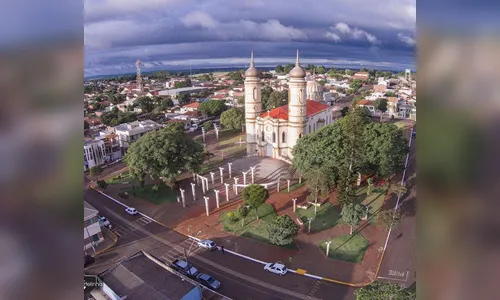 Motorista atinge poste em Califórnia; passageira do carro foi socorrida