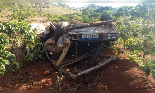 Carro cai de ribanceira em Grandes Rios; assista