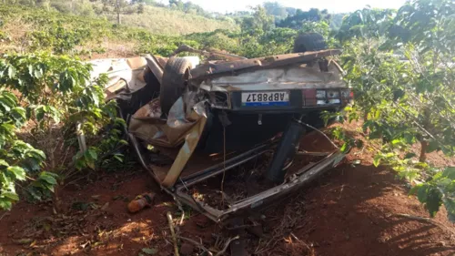 Carro cai de ribanceira em Grandes Rios; assista