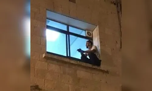 Filho escala parede de hospital para ver mãe internada com Covid-19