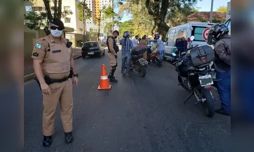 Em uma hora de blitz PM e apreende 10% dos veículos abordados