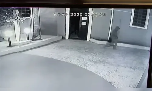Após roubar igreja ladrão faz sinal da cruz; assista