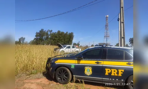 Após perseguição, PRF apreende caminhonete carregada com cigarros; assista