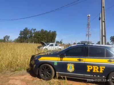 Após perseguição, PRF apreende caminhonete carregada com cigarros; assista