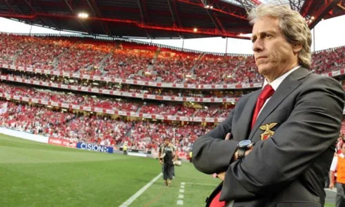 Torcedores do Benfica protestam e chamam Jorge Jesus de Judas