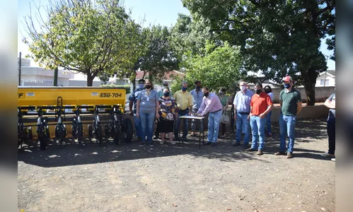 Cooperativa de Jardim Alegre recebe plantadeira de grãos orgânicos