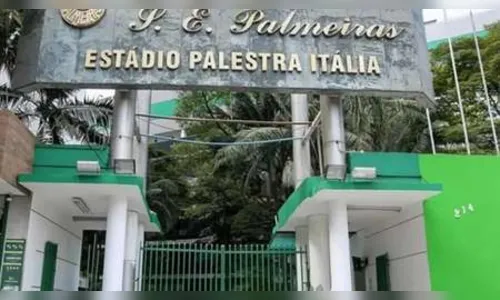 Torcida do Palmeiras depreda portão da sede do clube após derrota