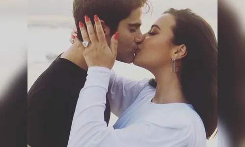 Demi Lovato e Max Ehrich anunciam que estão noivos
