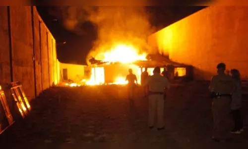 Residência com mulher e crianças é incendiada por um homem