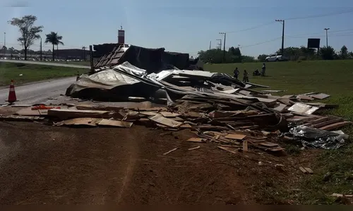 Carreta carregada com mobília tomba na BR-369 em Rolândia