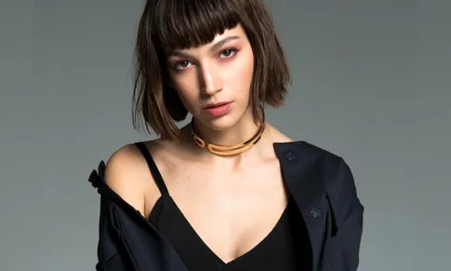 Úrsula Coberó estrela novo clipe de Dua Lipa e J Balvin