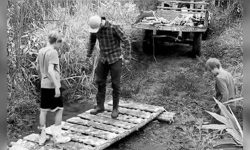 Rodrigo Hilbert ensina filhos a construir uma ponte