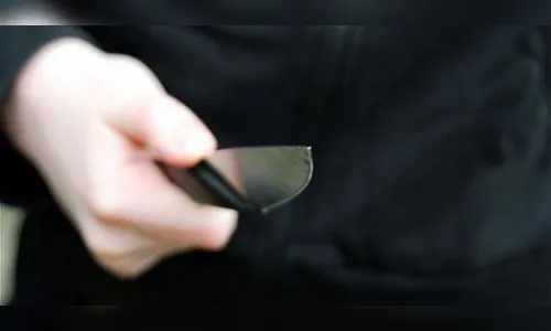 Homem é preso após correr armado de faca atrás de mãe e filha