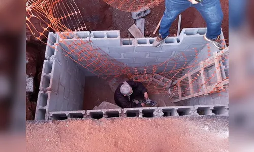 Homem com deficiência visual cai em buraco em Londrina