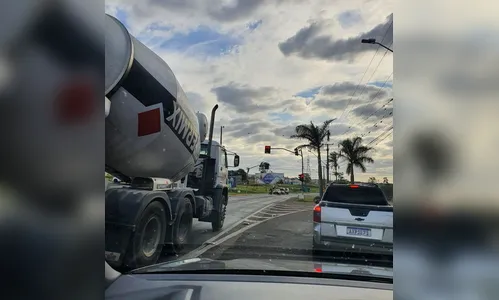 Caminhão quebra e deixa trânsito lento na Avenida Brasil