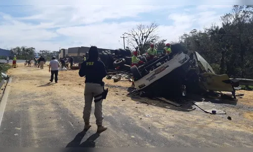 Homem morre após caminhão tombar em Morretes, na BR-277
