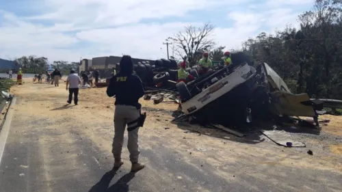 Homem morre após caminhão tombar em Morretes, na BR-277