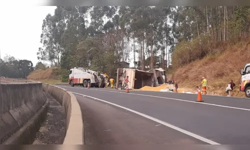 Motorista de caminhão que tombou procura a PM e relata furto de 60% da carga