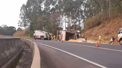 Motorista de caminhão que tombou procura a PM e relata furto de 60% da carga