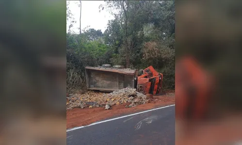 Caminhoneiro fica gravemente ferido após capotar caminhão na PR-550