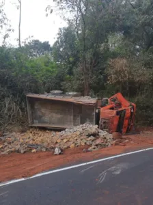 Caminhoneiro fica gravemente ferido após capotar caminhão na PR-550