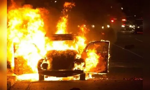 Fusca fica destruído após incêndio em Apucarana