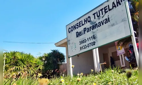 Duas crianças são encontradas em casa com queimaduras e machucados