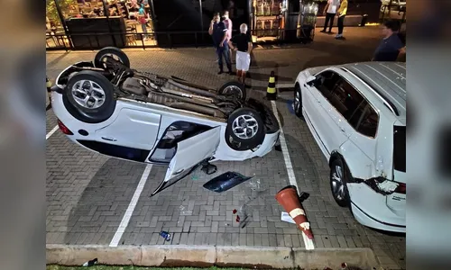 Motorista capota carro dentro de estacionamento em Londrina; assista