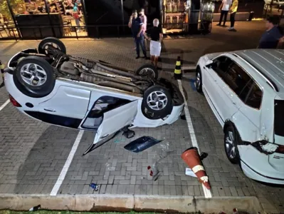 Motorista capota carro dentro de estacionamento em Londrina; assista