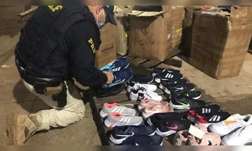PRF apreende caminhão carregado de tênis falsificados no Paraná