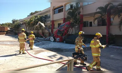 Helicóptero do Corpo de Bombeiros cai em avenida de Brasília