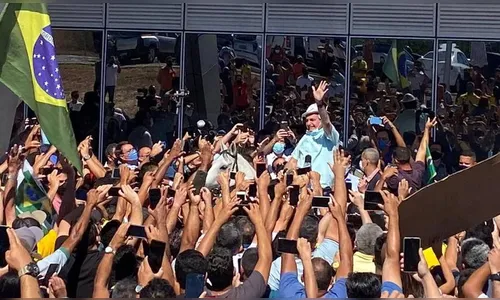 Bolsonaro tira máscara e gera aglomeração no Piauí