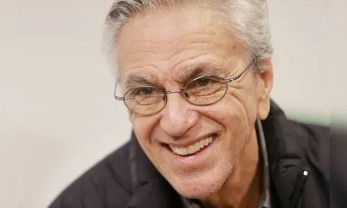 Após pedidos dos fãs, Caetano Veloso anuncia live para o dia do seu aniversário
