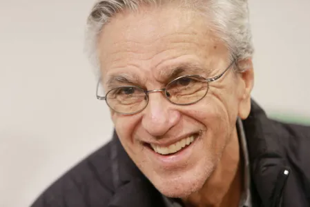 Após pedidos dos fãs, Caetano Veloso anuncia live para o dia do seu aniversário