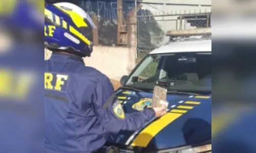 PRF prende motociclista com 'tijolo' de maconha em Apucarana