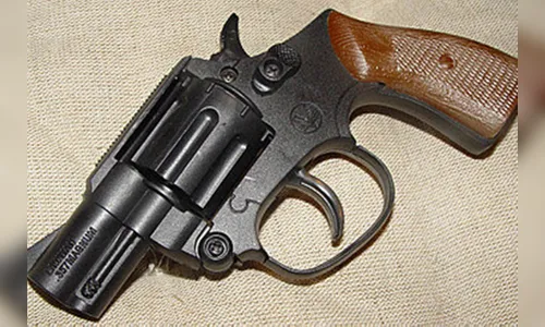 Homem é preso com simulacro de arma de fogo, em São João do Ivaí