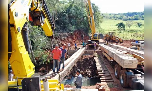 Prefeitura de Faxinal instala vigas de sustentação em nova ponte