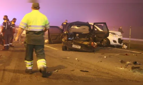 Engavetamento deixa ao menos 8 mortos e dezenas de feridos no Paraná