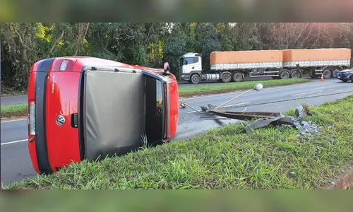 Veículo capota após colidir contra um poste na BR-369