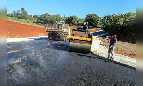 Interligação de bairros recebe capa asfáltica