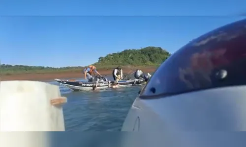 Cinco pessoas e um cachorro são resgatados após barco afundar no Paraná