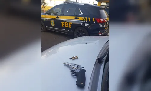PRF prende três pessoas com arma de fogo no Paraná