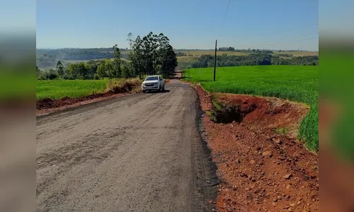 Ivaiporã executa capa asfáltica sobre pedra irregular na estrada de Santa Bárbara