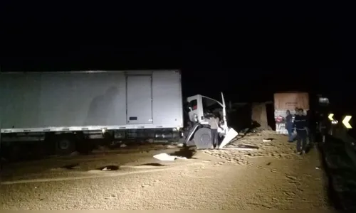 Acidente entre caminhões na BR-277 deixa dois feridos e um morto