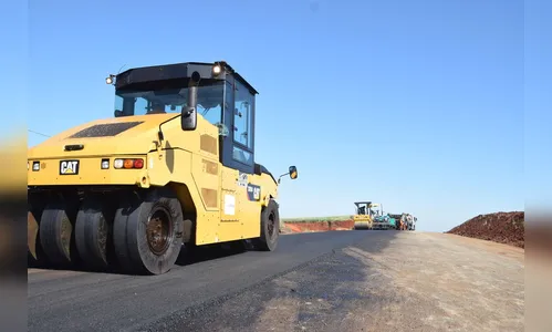 Secretário Sandro Alex acompanha pavimentação da estrada do Ouro Verde