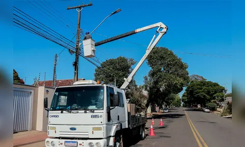 Avenida Iguaçu ganha iluminação de padrão LED na região oeste